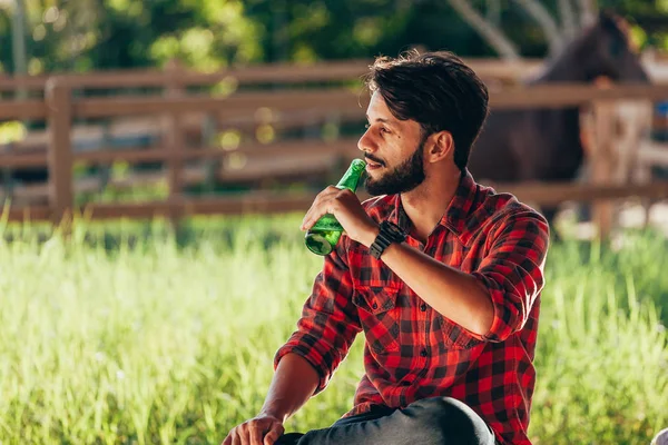 Petani Muda Duduk Bangku Dan Minum Bir Dengan Padang Rumput — Stok Foto