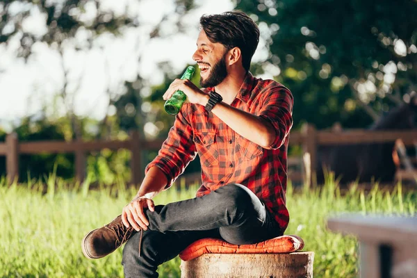 Petani Muda Duduk Bangku Dan Minum Bir Dengan Padang Rumput — Stok Foto