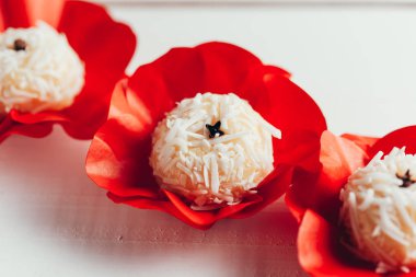 Beijinho Brezilya el yapımı bir şeker var. Yoğunlaştırılmış süt ve Hindistan cevizi ile yaptı. Çocuk doğumgünü parti tatlı.