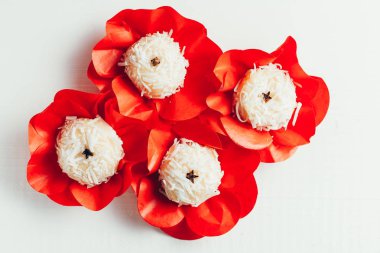 Beijinho Brezilya el yapımı bir şeker var. Yoğunlaştırılmış süt ve Hindistan cevizi ile yaptı. Çocuk doğumgünü parti tatlı.