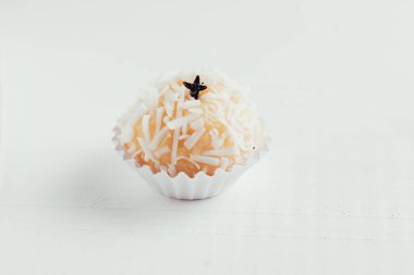 Beijinho Brezilya el yapımı bir şeker var. Yoğunlaştırılmış süt ve Hindistan cevizi ile yaptı. Çocuk doğumgünü parti tatlı.