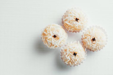 Beijinho Brezilya el yapımı bir şeker var. Yoğunlaştırılmış süt ve Hindistan cevizi ile yaptı. Çocuk doğumgünü parti tatlı.