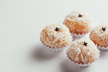 Beijinho Brezilya el yapımı bir şeker var. Yoğunlaştırılmış süt ve Hindistan cevizi ile yaptı. Çocuk doğumgünü parti tatlı.