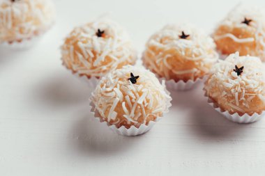 Beijinho Brezilya el yapımı bir şeker var. Yoğunlaştırılmış süt ve Hindistan cevizi ile yaptı. Çocuk doğumgünü parti tatlı.