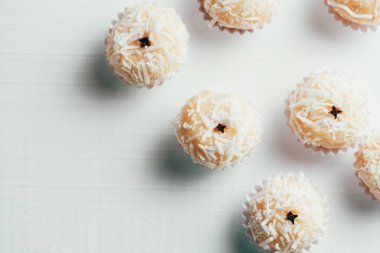 Beijinho Brezilya el yapımı bir şeker var. Yoğunlaştırılmış süt ve Hindistan cevizi ile yaptı. Çocuk doğumgünü parti tatlı.