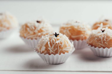 Beijinho Brezilya el yapımı bir şeker var. Yoğunlaştırılmış süt ve Hindistan cevizi ile yaptı. Çocuk doğumgünü parti tatlı.