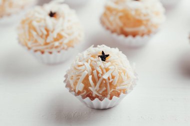 Beijinho Brezilya el yapımı bir şeker var. Yoğunlaştırılmış süt ve Hindistan cevizi ile yaptı. Çocuk doğumgünü parti tatlı.