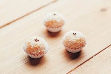 Beijinho Brezilya el yapımı bir şeker var. Yoğunlaştırılmış süt ve Hindistan cevizi ile yaptı. Çocuk doğumgünü parti tatlı.