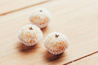 Beijinho Brezilya el yapımı bir şeker var. Yoğunlaştırılmış süt ve Hindistan cevizi ile yaptı. Çocuk doğumgünü parti tatlı.