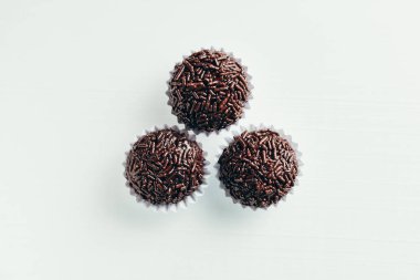 Brigadeiro bir tipik ev yapımı çikolata--dan mangal var. Kakao, yoğunlaştırılmış süt ve çikolata parçacıklı. Çocukların Doğum günü partisi ortak.