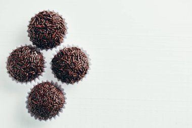 Brigadeiro bir tipik ev yapımı çikolata--dan mangal var. Kakao, yoğunlaştırılmış süt ve çikolata parçacıklı. Çocukların Doğum günü partisi ortak.