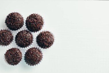 Brigadeiro bir tipik ev yapımı çikolata--dan mangal var. Kakao, yoğunlaştırılmış süt ve çikolata parçacıklı. Çocukların Doğum günü partisi ortak.
