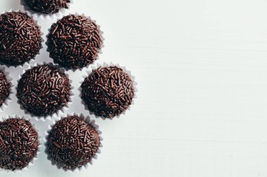 Brigadeiro bir tipik ev yapımı çikolata--dan mangal var. Kakao, yoğunlaştırılmış süt ve çikolata parçacıklı. Çocukların Doğum günü partisi ortak.