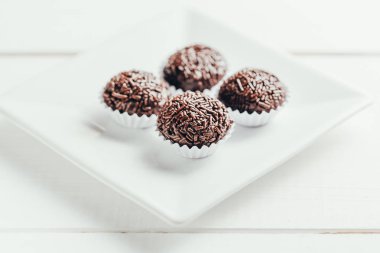 Brigadeiro bir tipik ev yapımı çikolata--dan mangal var. Kakao, yoğunlaştırılmış süt ve çikolata parçacıklı. Çocukların Doğum günü partisi ortak.