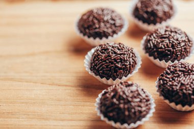 Brigadeiro bir tipik ev yapımı çikolata--dan mangal var. Kakao, yoğunlaştırılmış süt ve çikolata parçacıklı. Çocukların Doğum günü partisi ortak.