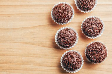 Brigadeiro bir tipik ev yapımı çikolata--dan mangal var. Kakao, yoğunlaştırılmış süt ve çikolata parçacıklı. Çocukların Doğum günü partisi ortak.