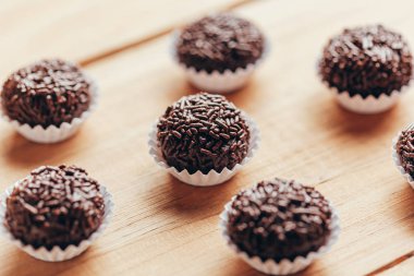 Brigadeiro bir tipik ev yapımı çikolata--dan mangal var. Kakao, yoğunlaştırılmış süt ve çikolata parçacıklı. Çocukların Doğum günü partisi ortak.