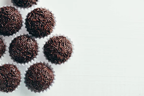 Brigadeiro bir tipik ev yapımı çikolata--dan mangal var. Kakao, yoğunlaştırılmış süt ve çikolata parçacıklı. Çocukların Doğum günü partisi ortak.