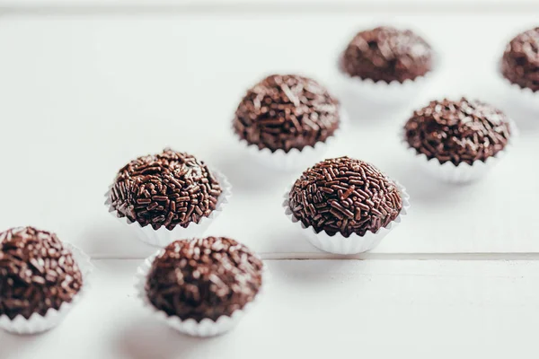 Brigadeiro bir tipik ev yapımı çikolata--dan mangal var. Kakao, yoğunlaştırılmış süt ve çikolata parçacıklı. Çocukların Doğum günü partisi ortak.