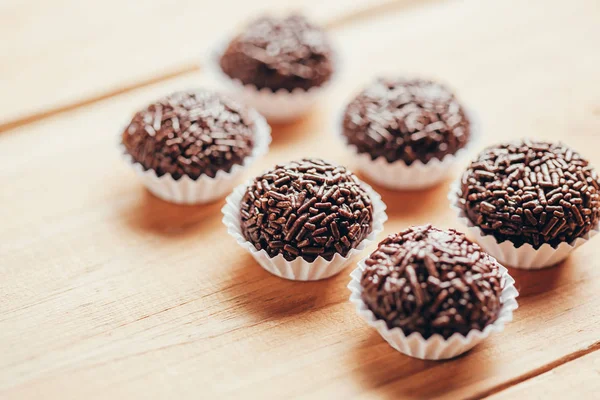 Brigadeiro bir tipik ev yapımı çikolata--dan mangal var. Kakao, yoğunlaştırılmış süt ve çikolata parçacıklı. Çocukların Doğum günü partisi ortak.