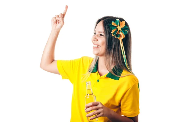 Abanico Brasileño Celebrando Con Cerveza Sobre Fondo Blanco —  Fotos de Stock