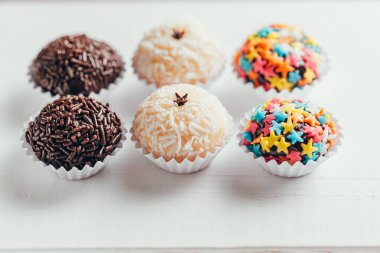 El yapımı Brezilya tatlısı, Beijinho ve Brigadeiro. Çocukların doğum günü partisinde yaygındır. Macro, kapat.