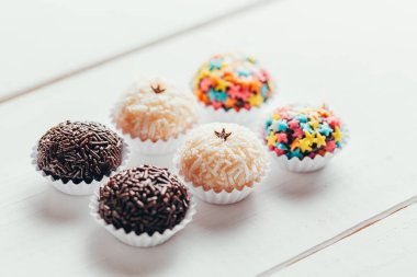El yapımı Brezilya tatlısı, Beijinho ve Brigadeiro. Çocukların doğum günü partisinde yaygındır. Macro, kapat.