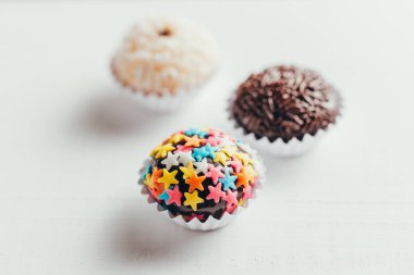 El yapımı Brezilya tatlısı, Beijinho ve Brigadeiro. Çocukların doğum günü partisinde yaygındır. Macro, kapat.