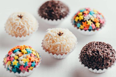 El yapımı Brezilya tatlısı, Beijinho ve Brigadeiro. Çocukların doğum günü partisinde yaygındır. Macro, kapat.