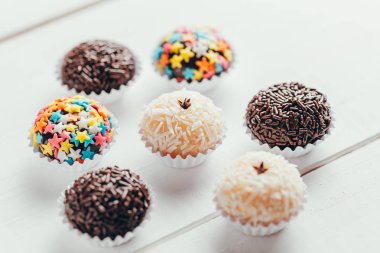 El yapımı Brezilya tatlısı, Beijinho ve Brigadeiro. Çocukların doğum günü partisinde yaygındır. Macro, kapat.
