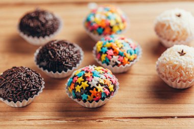 El yapımı Brezilya tatlısı, Beijinho ve Brigadeiro. Çocukların doğum günü partisinde yaygındır. Macro, kapat.