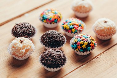 El yapımı Brezilya tatlısı, Beijinho ve Brigadeiro. Çocukların doğum günü partisinde yaygındır. Macro, kapat.