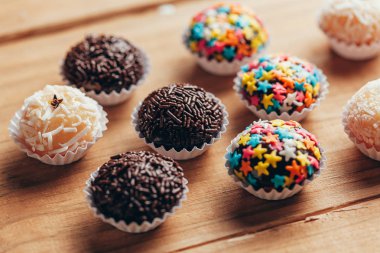 El yapımı Brezilya tatlısı, Beijinho ve Brigadeiro. Çocukların doğum günü partisinde yaygındır. Macro, kapat.
