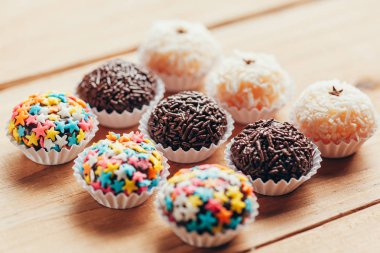 El yapımı Brezilya tatlısı, Beijinho ve Brigadeiro. Çocukların doğum günü partisinde yaygındır. Macro, kapat.