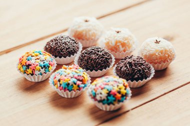 El yapımı Brezilya tatlısı, Beijinho ve Brigadeiro. Çocukların doğum günü partisinde yaygındır. Macro, kapat.