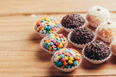 El yapımı Brezilya tatlısı, Beijinho ve Brigadeiro. Çocukların doğum günü partisinde yaygındır. Macro, kapat.