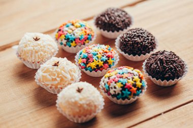 El yapımı Brezilya tatlısı, Beijinho ve Brigadeiro. Çocukların doğum günü partisinde yaygındır. Macro, kapat.