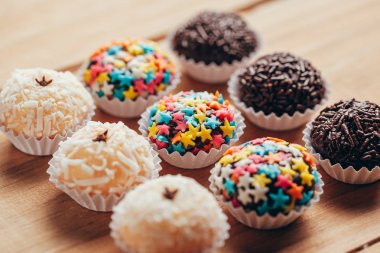El yapımı Brezilya tatlısı, Beijinho ve Brigadeiro. Çocukların doğum günü partisinde yaygındır. Macro, kapat.