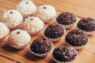 El yapımı Brezilya tatlısı, Beijinho ve Brigadeiro. Çocukların doğum günü partisinde yaygındır. Macro, kapat.