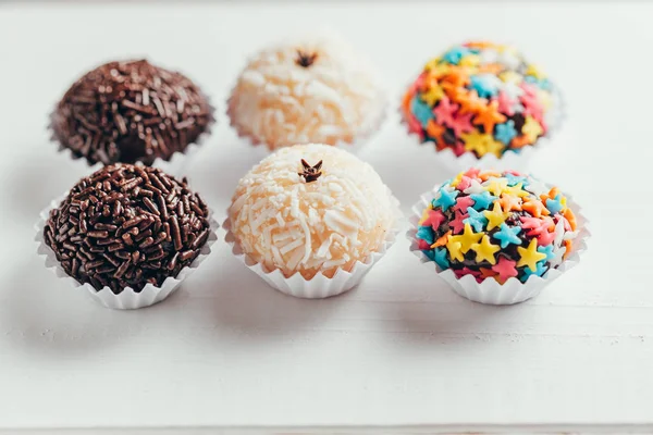 El yapımı Brezilya tatlısı, Beijinho ve Brigadeiro. Çocukların doğum günü partisinde yaygındır. Macro, kapat.