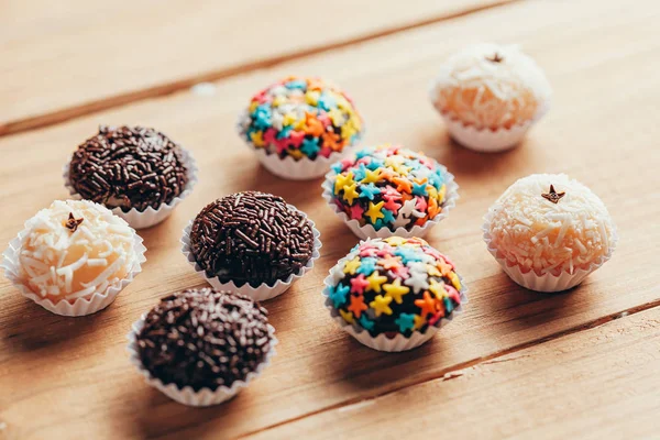 El yapımı Brezilya tatlısı, Beijinho ve Brigadeiro. Çocukların doğum günü partisinde yaygındır. Macro, kapat.