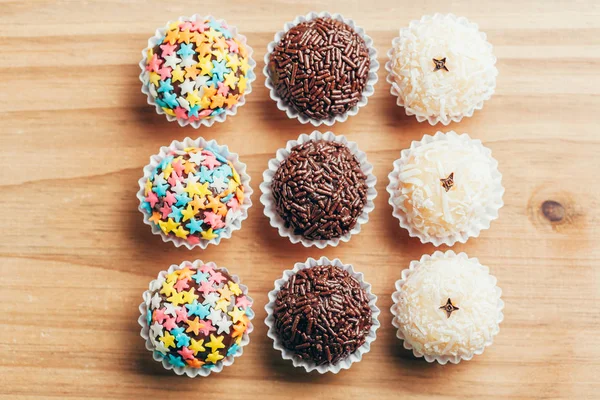 El yapımı Brezilya tatlısı, Beijinho ve Brigadeiro. Çocukların doğum günü partisinde yaygındır. Macro, kapat.