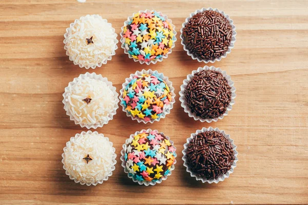 El yapımı Brezilya tatlısı, Beijinho ve Brigadeiro. Çocukların doğum günü partisinde yaygındır. Macro, kapat.