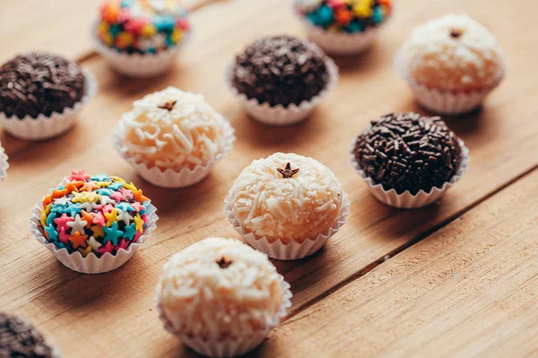 El yapımı Brezilya tatlısı, Beijinho ve Brigadeiro. Çocukların doğum günü partisinde yaygındır. Macro, kapat.