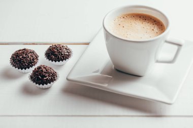 Kahve gurme sürümünde Brigadeiro adlı geleneksel Brezilyalı çikolata şeker