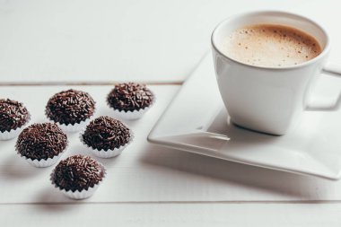 Kahve gurme sürümünde Brigadeiro adlı geleneksel Brezilyalı çikolata şeker