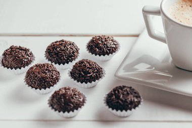 Kahve gurme sürümünde Brigadeiro adlı geleneksel Brezilyalı çikolata şeker