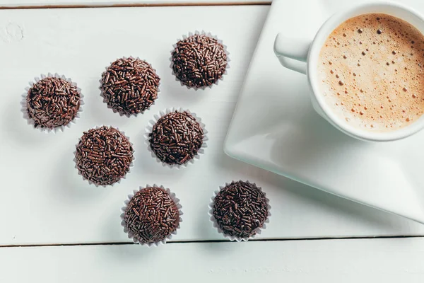 Kahve gurme sürümünde Brigadeiro adlı geleneksel Brezilyalı çikolata şeker