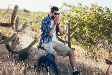 Genç adam mızıka yalnız açık oynar. Seyahat yaşam tarzı kavramı