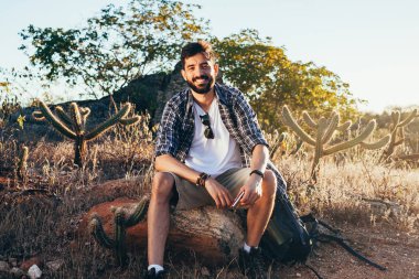 Genç adam mızıka yalnız açık oynar. Seyahat yaşam tarzı kavramı